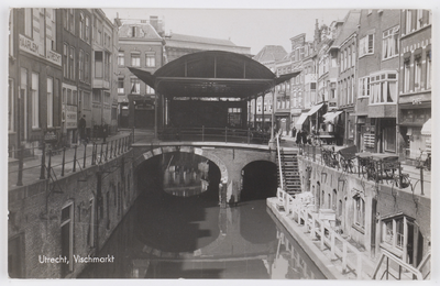 606302 Gezicht op de Kalisbrug over de Oudegracht te Utrecht, met links de Zoutmarkt en rechts de Vismarkt.